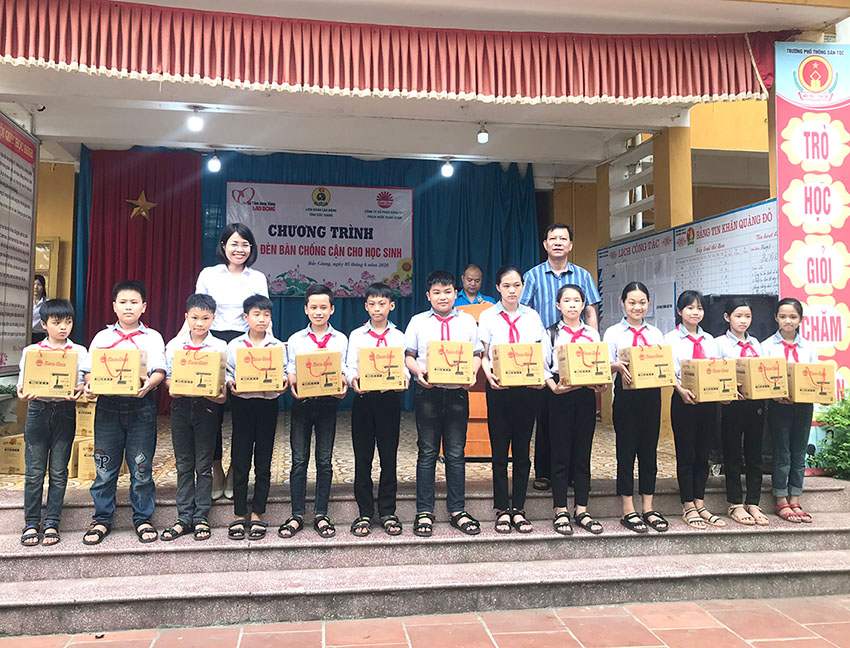 Trao đèn bàn cho học sinh tỉnh Bắc Giang